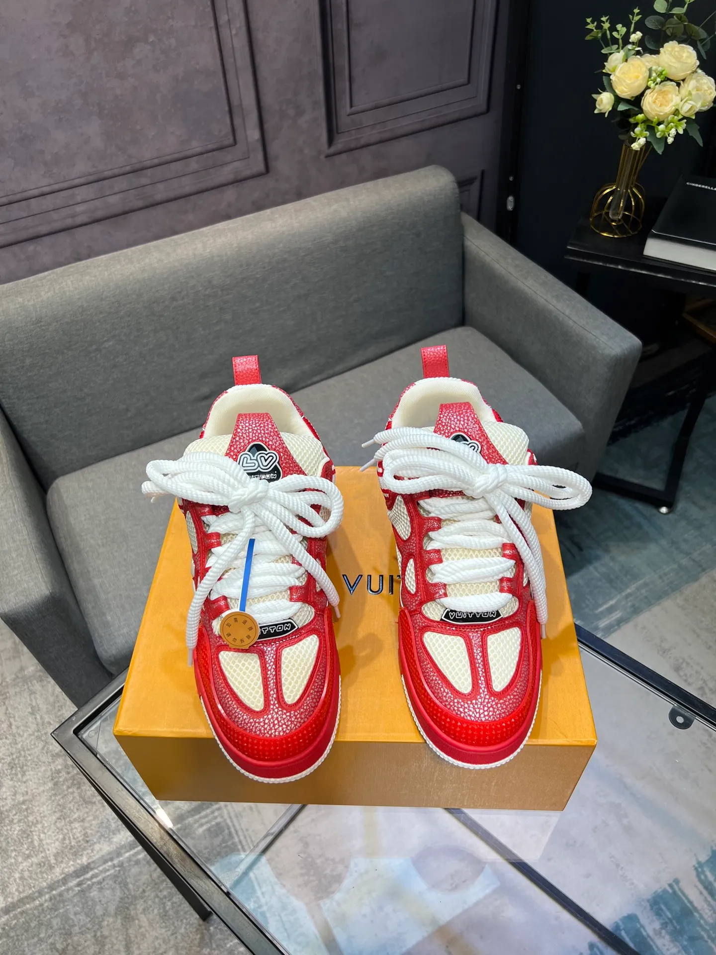 Men's men's shoes💰800 LV top version new style purchasing quality LV~Louis Vuitton LV TRAINER's best-looking sneakers, donkey brand strongly promotes new products, official website limited edition retro basketball sneakers! Both high-top and low-top models spent money to purchase 1:1 accurate reproductions of the originals. The details are invincible and full of sincerity. The imported custom-made original cowhide leather is the same as the original package. The details are 100% restored. The private model customizes the original one-piece TPU outsole. It is different from other brands. Without the original version, this effect cannot be achieved!                Men's and women's models 35-40 39-45 (46 is custom-made and cannot be returned or exchanged)
